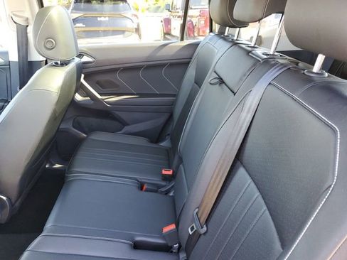 Used 2024 Volkswagen Tiguan SE image 9