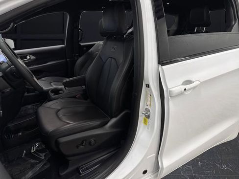 Used 2024 Chrysler Pacifica Select image 4