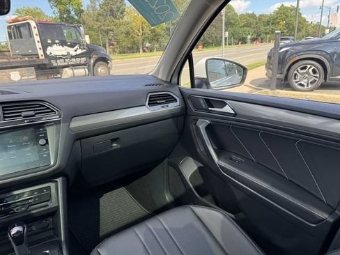 Used 2023 Volkswagen Tiguan SE w/ Panoramic Sunroof Package AWD/4WD image 16