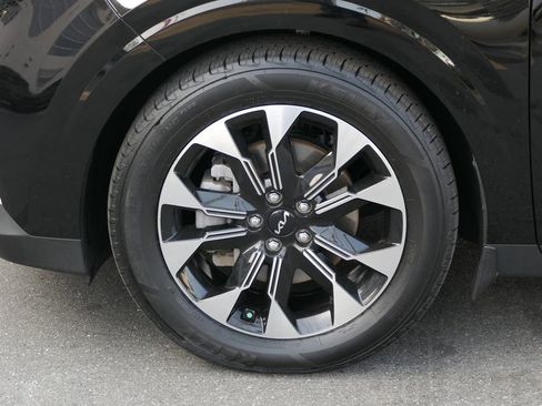 Used 2024 Kia Carnival EX FWD image 11