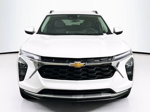 Used 2025 Chevrolet Trax LT w/ LT Convenience Package FWD image 2