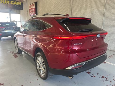 Used 2023 Toyota Venza XLE image 6