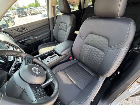 Used 2025 Nissan Pathfinder SV FWD image 34