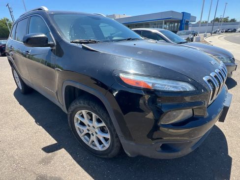 Used 2017 Jeep Cherokee Latitude w/ Comfort/Convenience Group AWD/4WD image 3