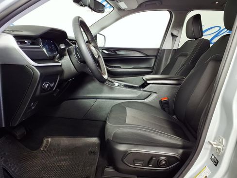 Used 2023 Jeep Grand Cherokee Laredo AWD/4WD image 8