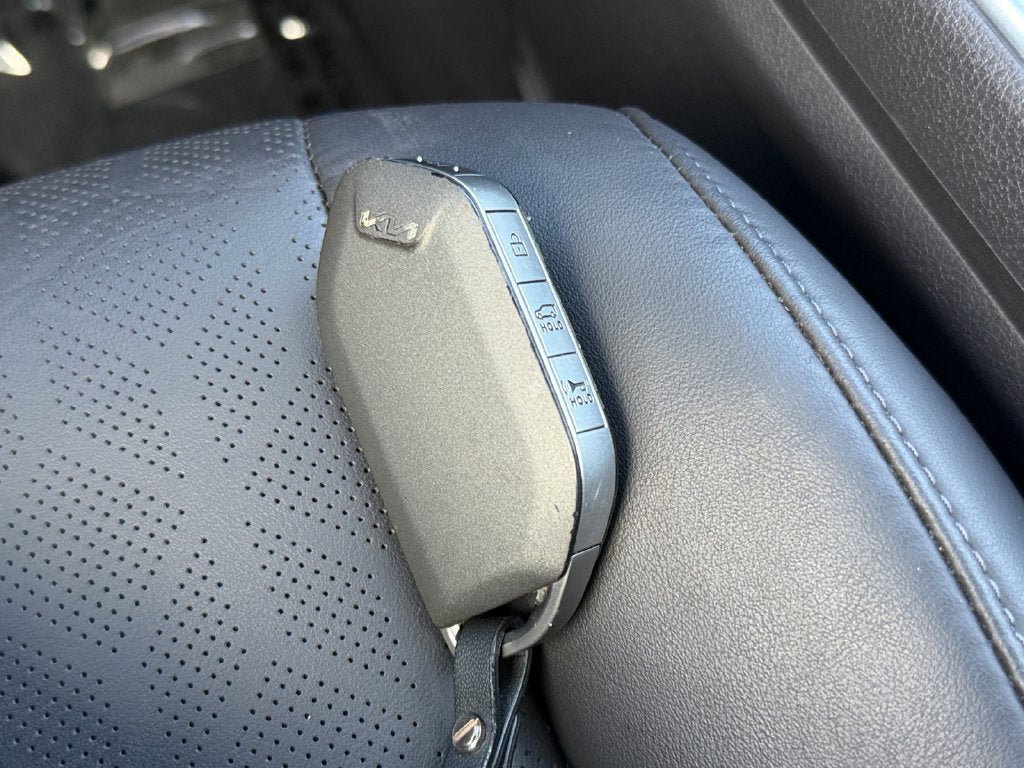 Used 2025 Kia Carnival SX w/ SX Dark Edition Package FWD image 32