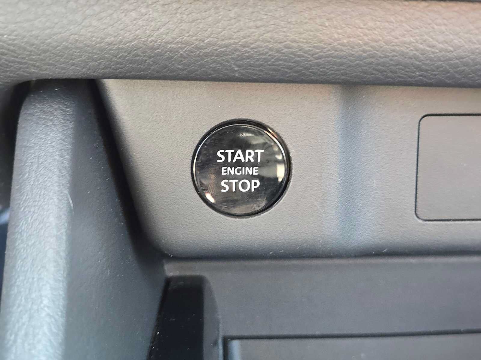 Used 2025 Nissan Rogue SV AWD/4WD image 29
