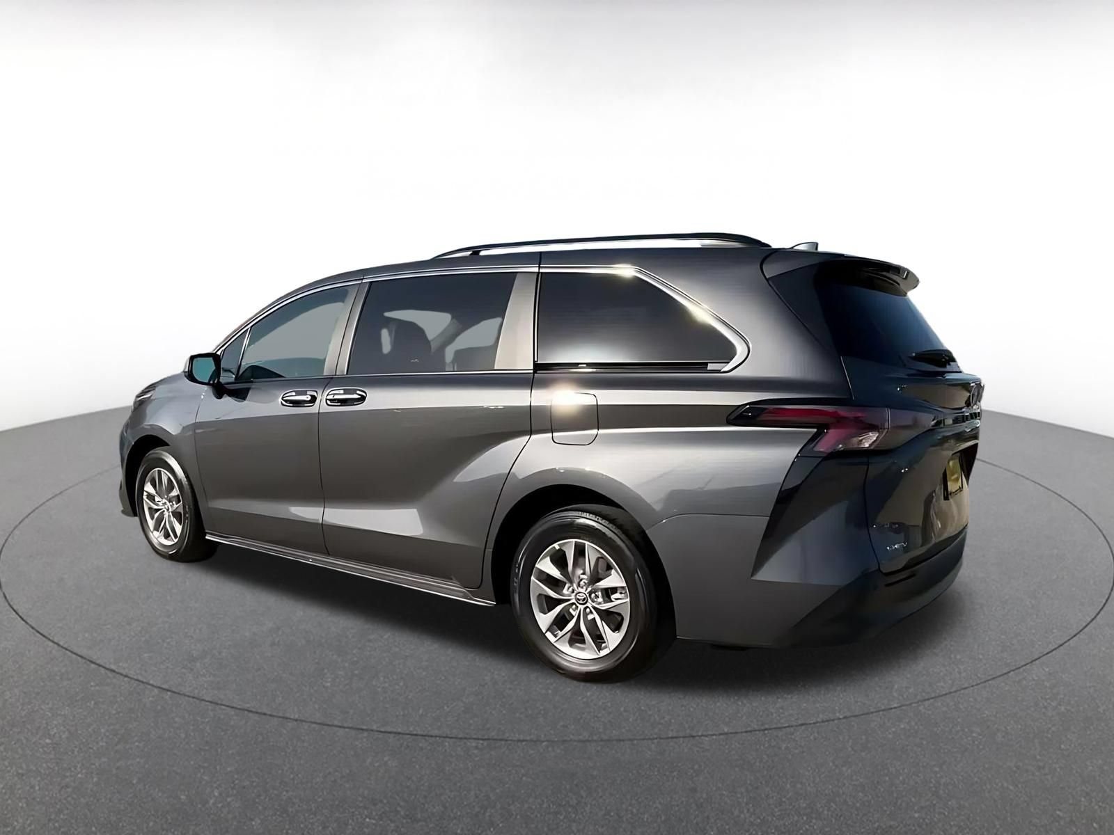 Used 2025 Toyota Sienna XLE FWD image 9