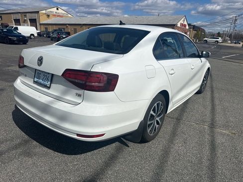Used 2017 Volkswagen Jetta SE image 9