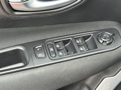 Used 2018 Jeep Renegade Latitude FWD image 13