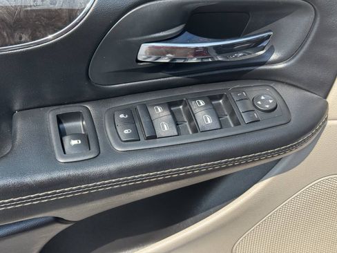 Used 2014 Chrysler Town & Country Touring w/ Driver Convenience Group FWD image 17