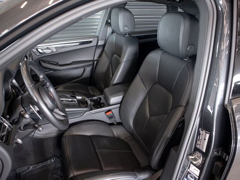 Certified 2025 Porsche Macan AWD/4WD image 5