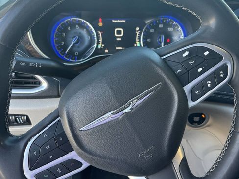 Used 2022 Chrysler Pacifica Limited image 10