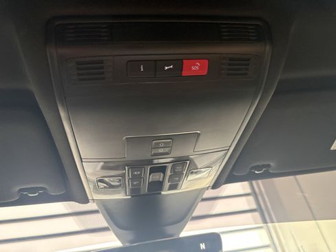 Used 2024 Volkswagen Tiguan SE w/ Panoramic Sunroof Package image 18