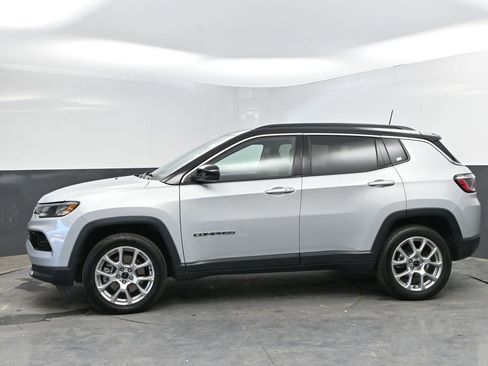 Used 2025 Jeep Compass Limited AWD/4WD image 4