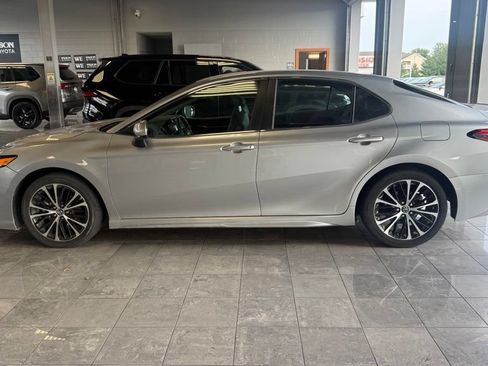 Used 2018 Toyota Camry SE FWD image 1