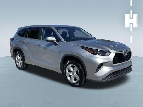 Used 2023 Toyota Highlander L FWD image 1