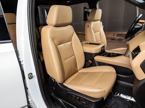 Used 2023 Chevrolet Suburban Premier w/ Premium Package image 31