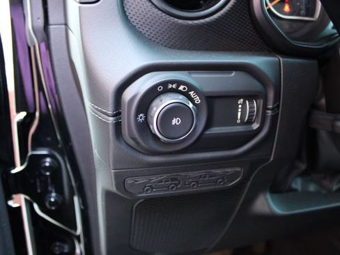Used 2025 Jeep Wrangler Unlimited Rubicon AWD/4WD image 17