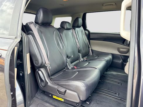 Used 2025 Kia Carnival FWD image 28