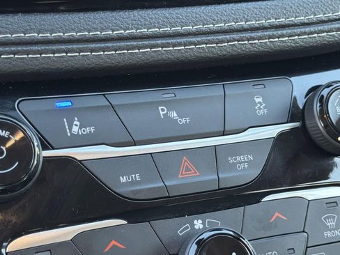 Used 2024 Chrysler Pacifica Select image 23