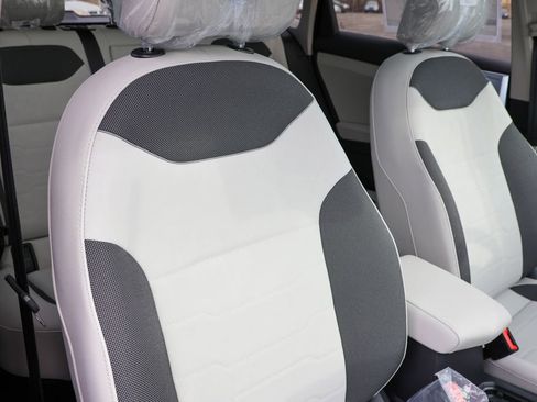 Certified 2025 Volkswagen Taos SE image 37