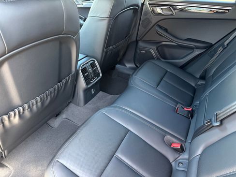 Used 2025 Porsche Macan AWD/4WD image 31