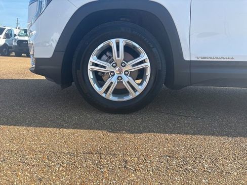 Used 2024 GMC Terrain SLE image 8