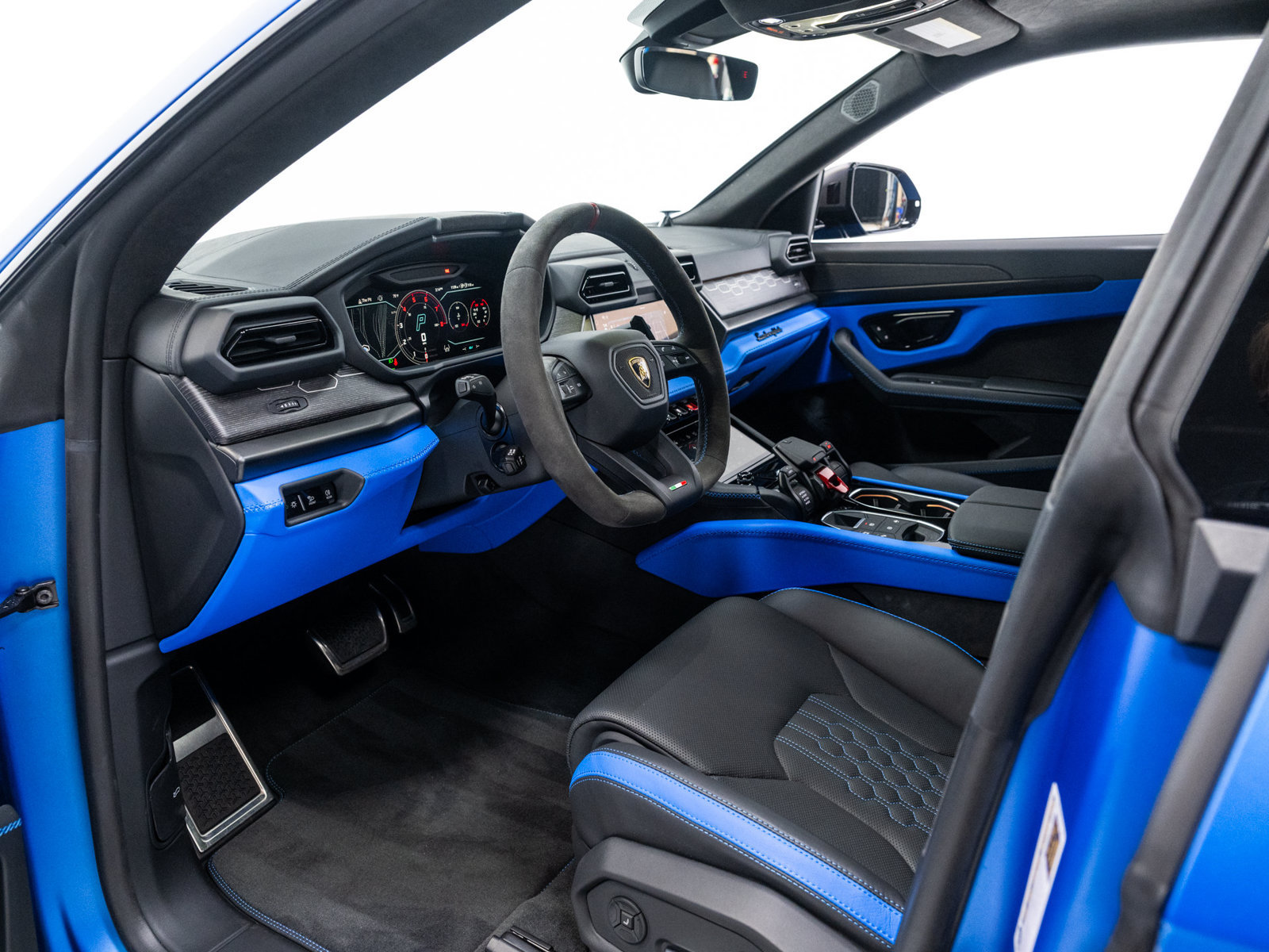 Used 2025 Lamborghini Urus SE AWD/4WD image 41