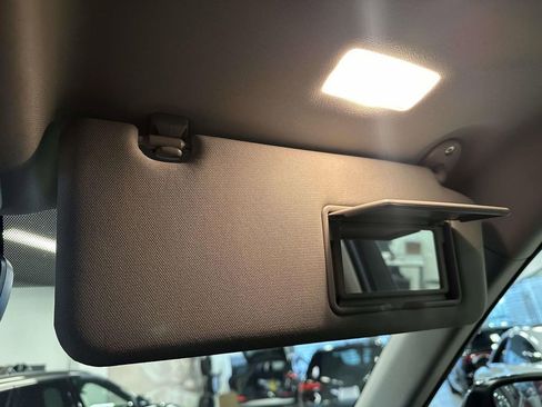 Used 2024 Toyota Highlander XLE AWD/4WD image 33