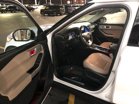 Used 2023 Ford Explorer Limited image 7