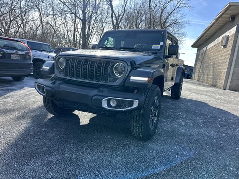 New 2026 Jeep Gladiator Sahara image 23