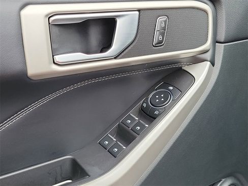 Used 2023 Ford Explorer XLT image 18