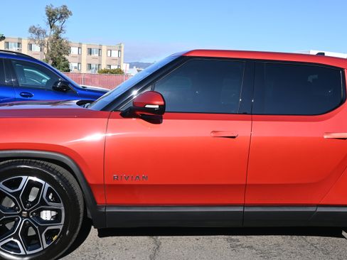 Used 2025 Rivian R1T Adventure image 10