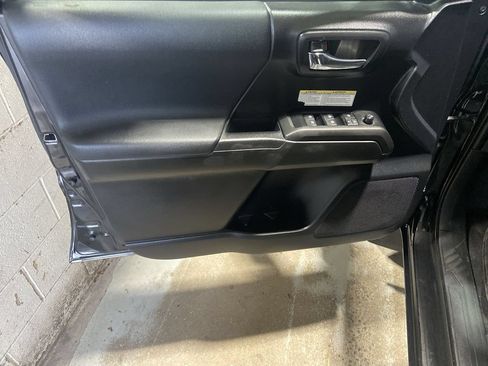 Used 2020 Toyota Tacoma TRD Off-Road w/ Blackout Package AWD/4WD image 21