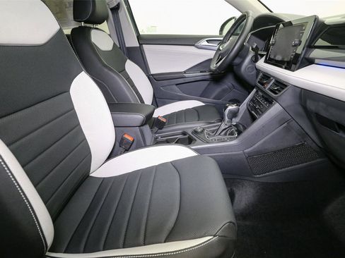 Used 2025 Volkswagen Taos SEL AWD/4WD image 13