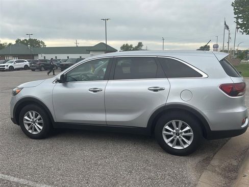 Used 2020 Kia Sorento L FWD image 2