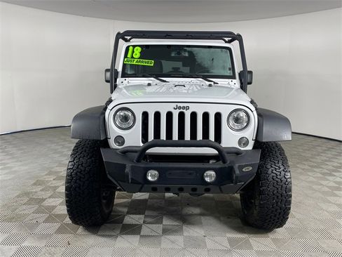 Used 2018 Jeep Wrangler Unlimited Rubicon w/ Connectivity Group image 26