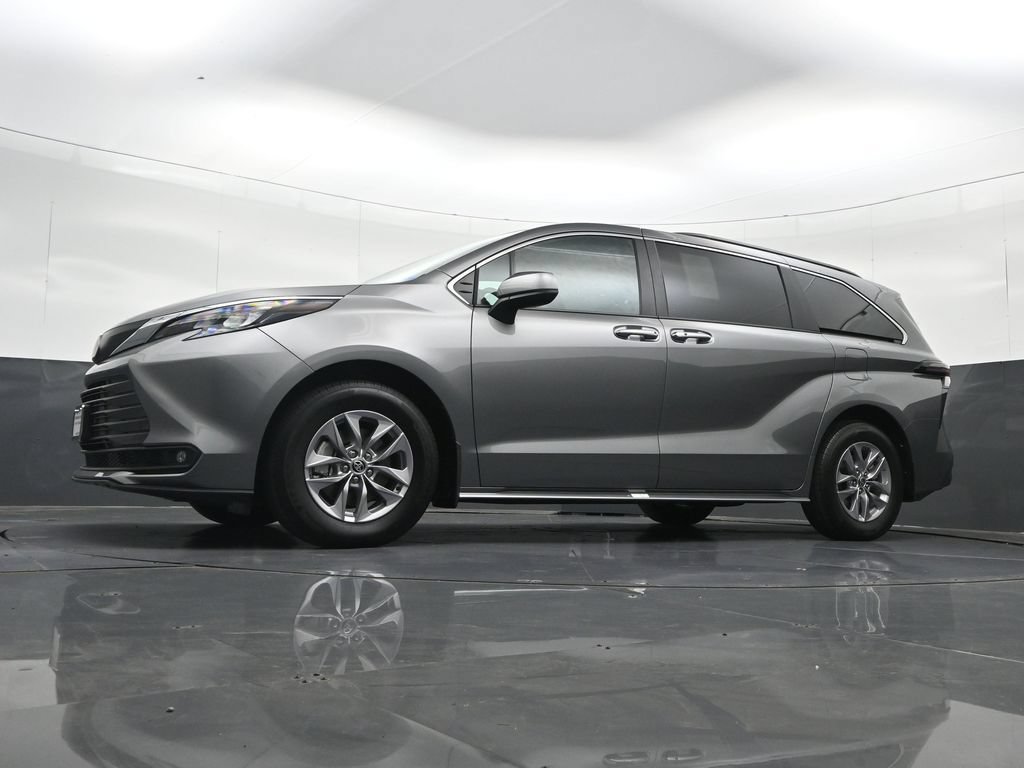 Used 2026 Toyota Sienna XLE FWD image 33