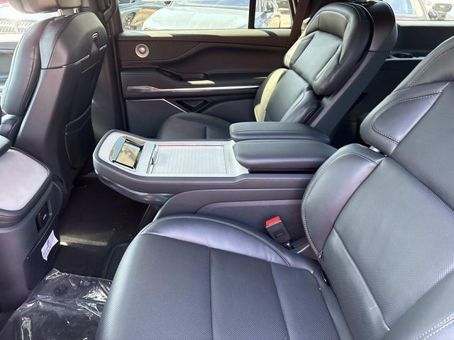 New 2027 Lincoln Navigator Reserve w/ Jet Appearance Package AWD/4WD image 17