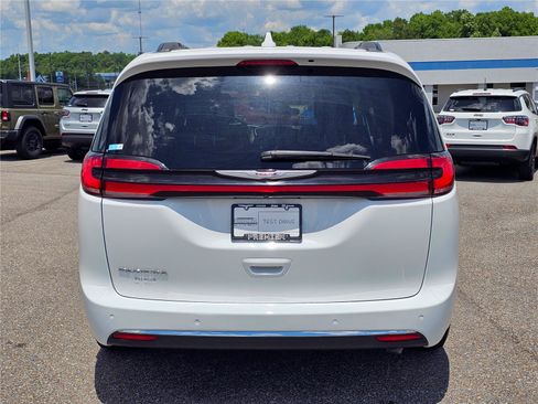 Used 2022 Chrysler Pacifica Touring-L FWD image 10
