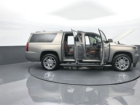 Used 2019 Chevrolet Suburban Premier w/ Premier Plus Edition image 39