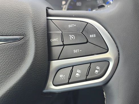 Used 2025 Chrysler Pacifica Select FWD image 28