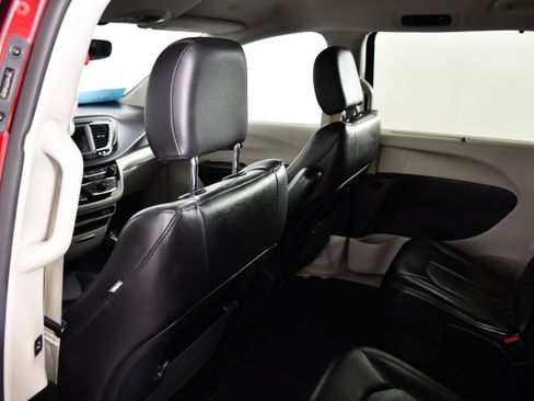 Used 2020 Chrysler Pacifica Touring-L FWD image 45