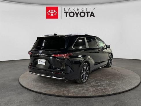 Used 2025 Toyota Sienna Platinum FWD image 9