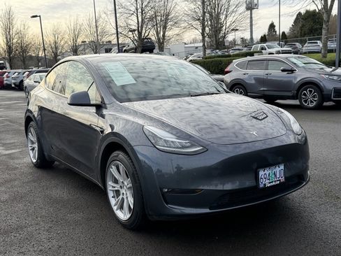 Used 2022 Tesla Model Y Long Range image 2