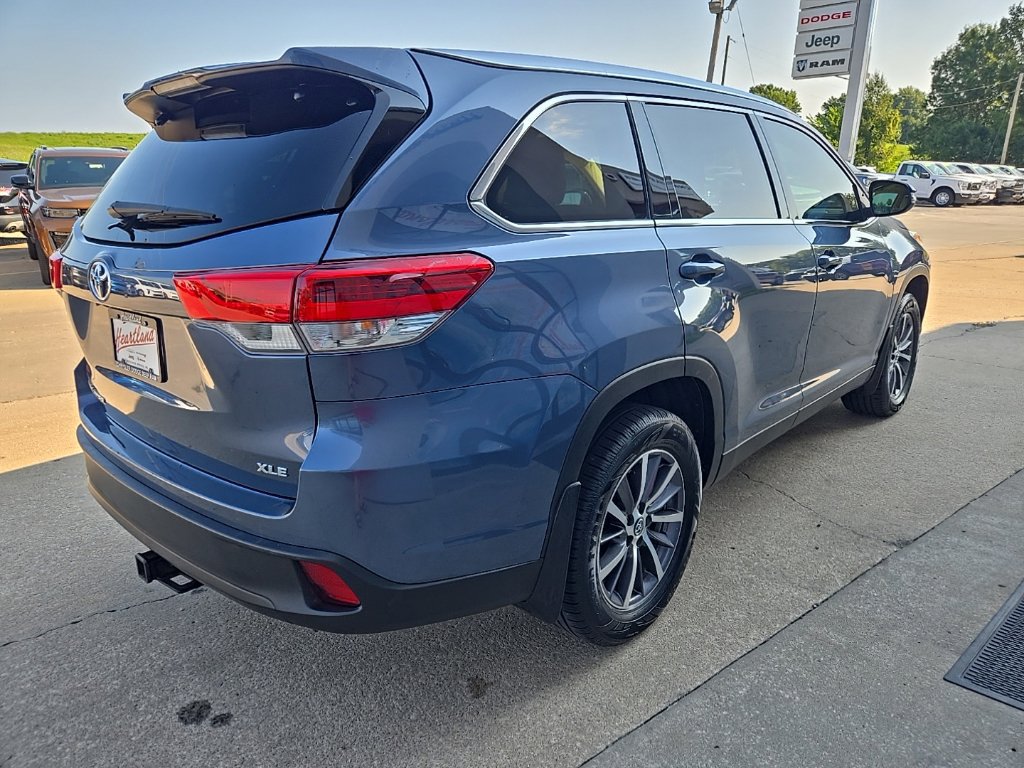 Used 2019 Toyota Highlander XLE FWD image 12