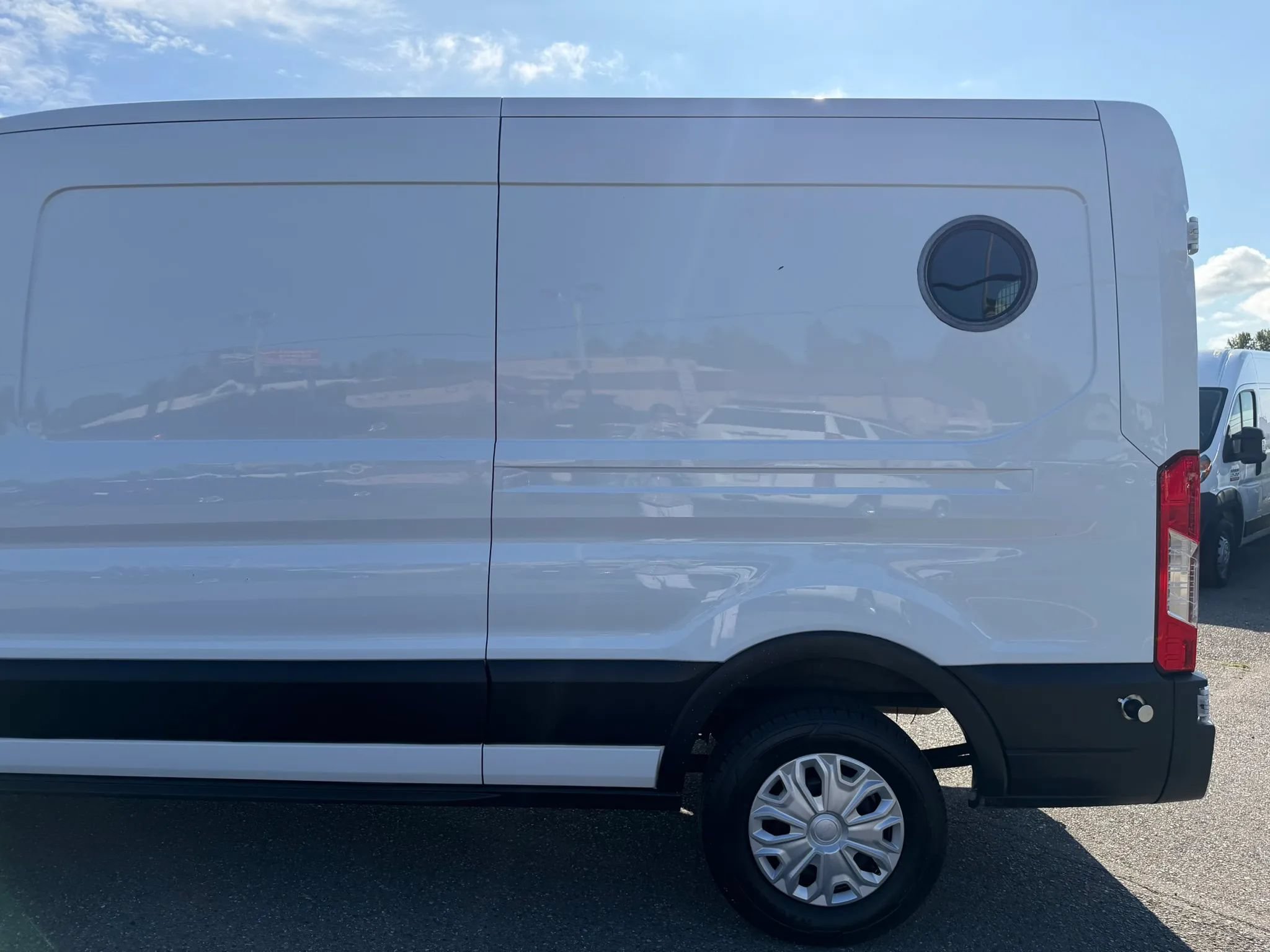 Used 2023 Ford Transit 250 Medium Roof w/ Exterior Upgrade Package RWD image 9