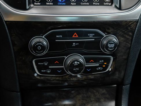 Used 2018 Chrysler 300 Limited RWD image 28