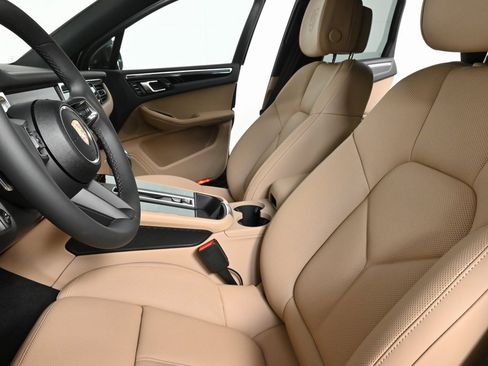 Certified 2025 Porsche Macan image 5
